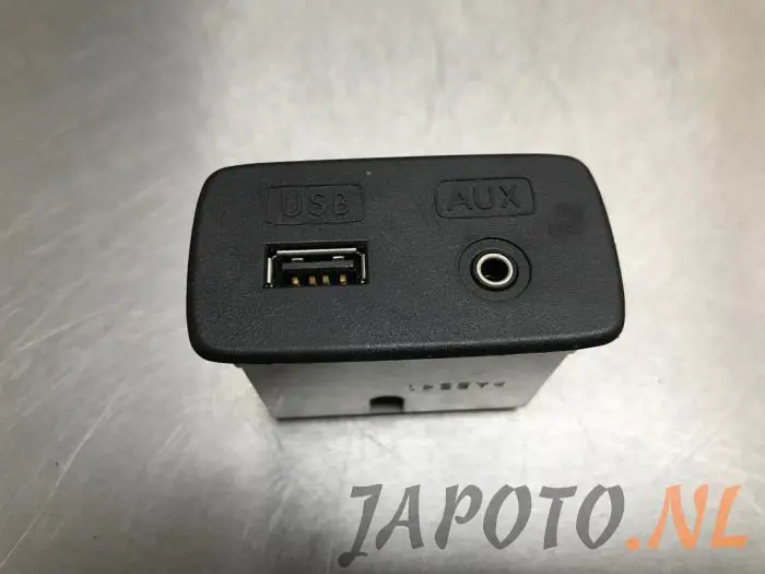 AUX/USB aansluiting Subaru Legacy