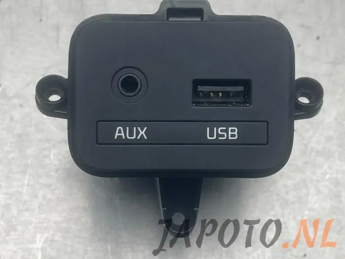 AUX / USB-Anschluss Kia Carens