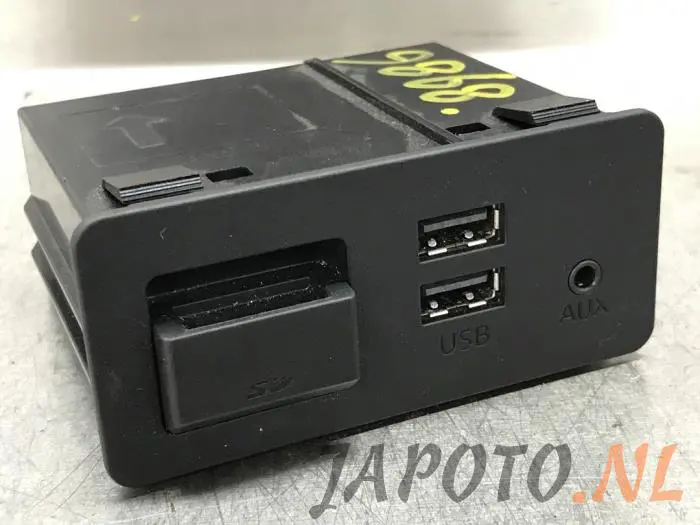 AUX/USB aansluiting Mazda CX-5