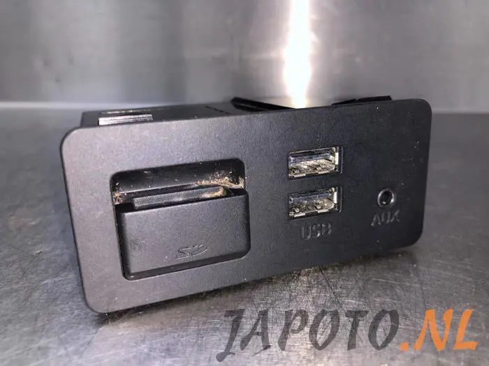 AUX/USB aansluiting Mazda CX-5