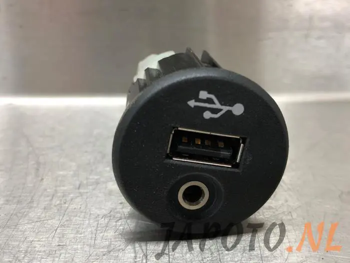 AUX/USB aansluiting Nissan Qashqai+2