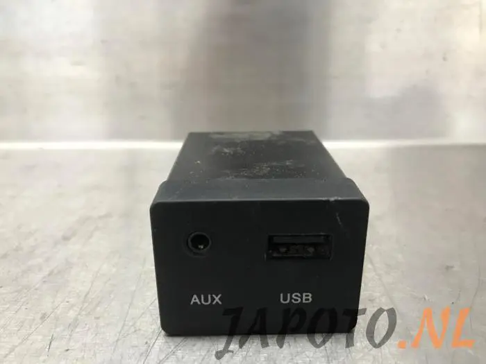 AUX/USB aansluiting Kia Pro Cee'd