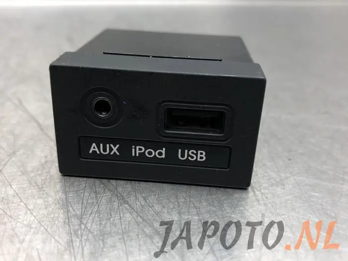AUX/USB aansluiting Kia Venga