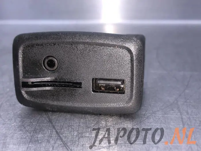 AUX / USB-Anschluss Nissan Nv250